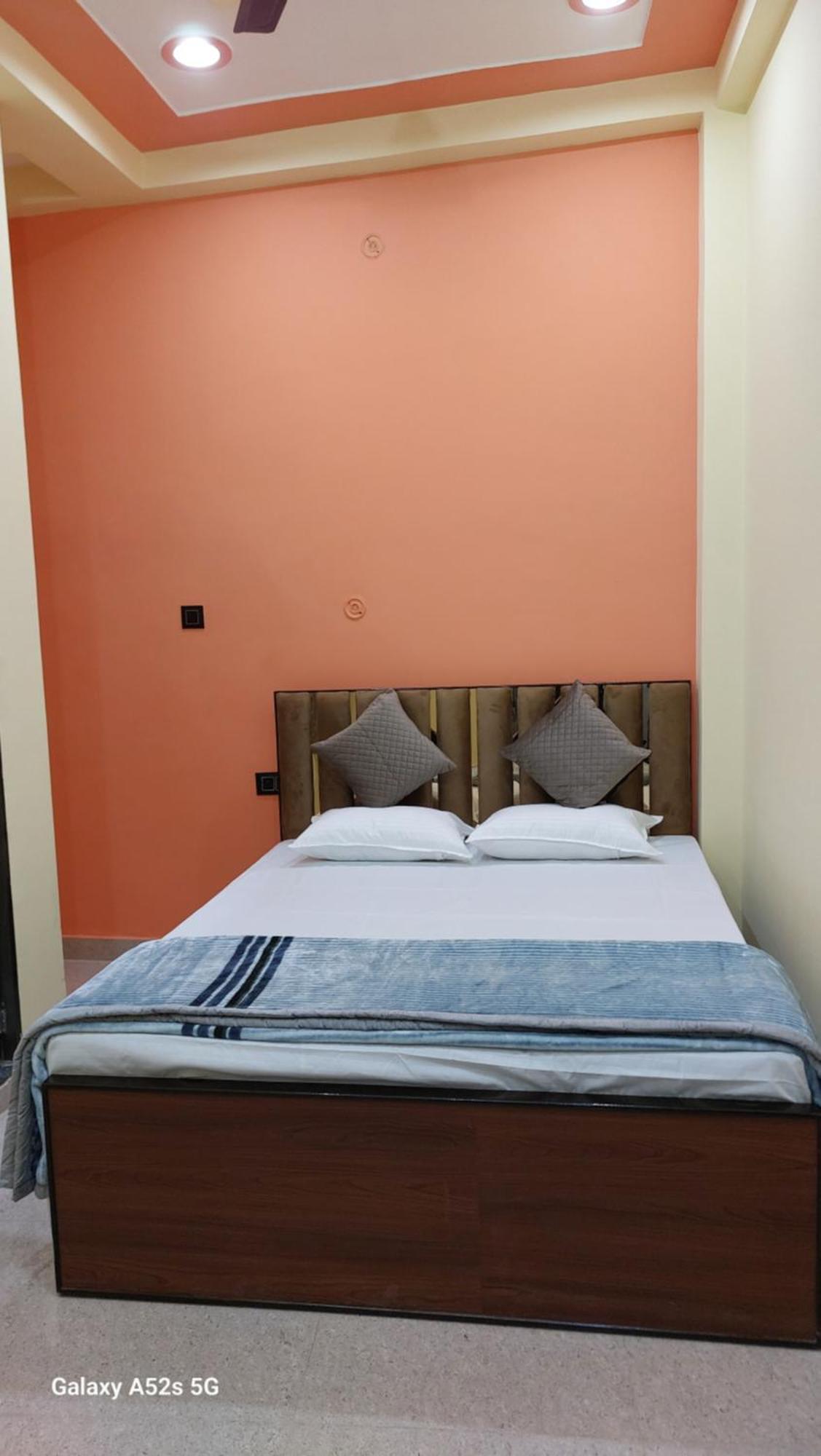 Narayani Paying Guest House Varanasi Bagian luar foto
